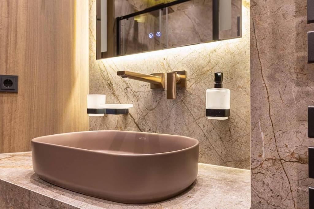 Luxury Apartment In The Superb Location 基希讷乌 外观 照片