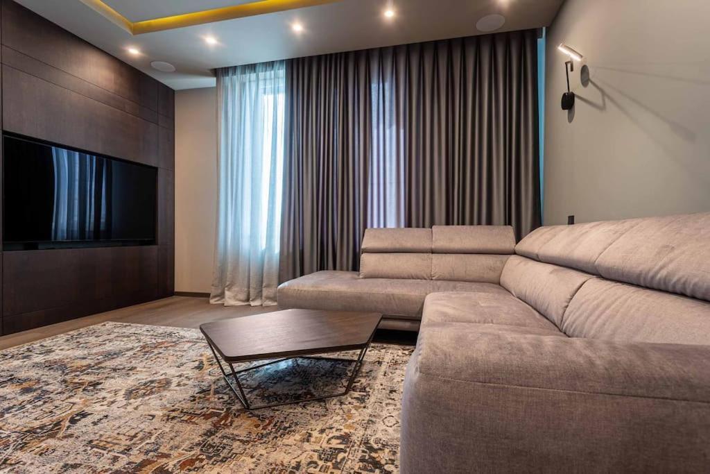Luxury Apartment In The Superb Location 基希讷乌 外观 照片